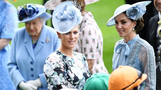 Zleva: krlovna Albta II., Zara Phillipsov a vvodkyn Kate na dostizch v Ascotu (18. ervna 2019)

Royal Ascot, Day 1, UK - 18 Jun 2019
Zara Tindall and Catherine Duchess of Cambridge
Royal Ascot, Day 1, UK - 18 Jun 2019