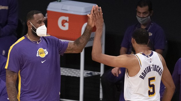 LeBron James (vlevo) z LA Lakers gratuluje mladmu spoluhri Talenu Hortonovi-Tuckerovi, kter se blskl v pprav.