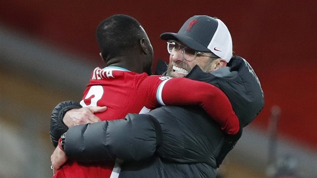 Naby Keita (vlevo) z Liverpoolu oslavuje s trenrem Jrgenem Kloppem po vhe nad Tottenhamem.