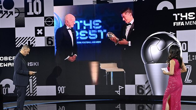 Robert Lewandowski s trofej The Best pro nejlepho fotbalistu svta