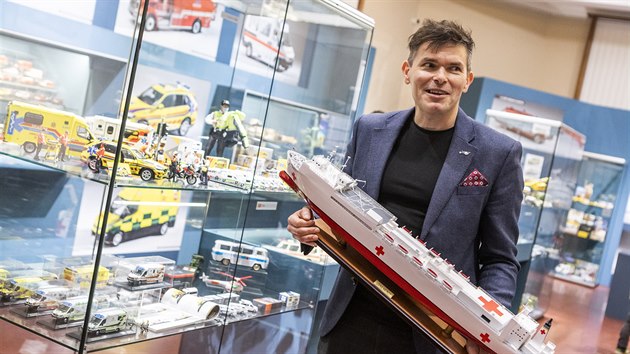 Letecký záchranář Anatolij Truhlář vystavuje v hradeckém muzeu svou sbírku modelů záchranářské techniky (15. 12. 2020).