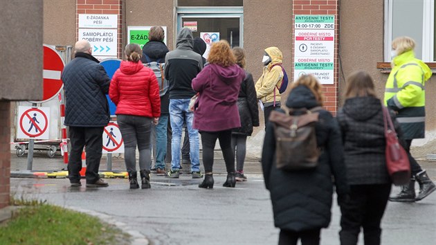 Lidé čekají před odběrovým místem v plzeňské fakultní nemocnici na antigenní test na koronavirus. (16. 12. 2020)0)