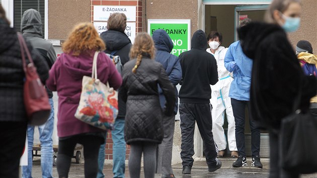 Lidé čekají před odběrovým místem v plzeňské fakultní nemocnici na antigenní test na koronavirus. (16. 12. 2020)