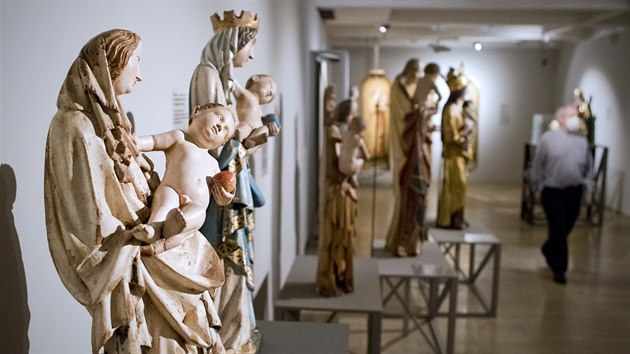 Výstava Nad slunce krásnější v Masných krámech v Plzni je jednou ze tří v České republice, která dostala výjimku od hlavní hygieničky. Zájemci si v galerii mohou prohlédnout desítky soch a obrazů spojených s Plzeňskou madonou.