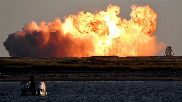 Prototyp rakety Starship spolenosti SpaceX pi pistn na zvr cvienho letu explodoval a roztrhl se. (10. prosince 2020)