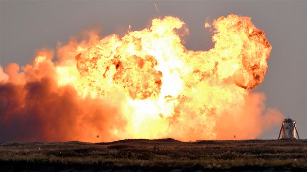 Prototyp rakety Starship spolenosti SpaceX pi pistn na zvr cvienho letu explodoval a roztrhl se. (10. prosince 2020)