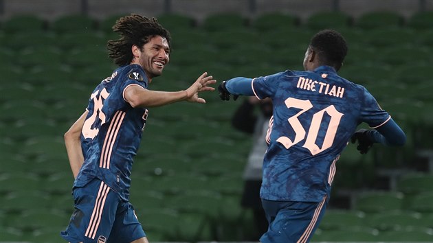 Mohamed Elneny z Arsenalu oslavuje svj pekrsn gl v utkn s Dundalkem.