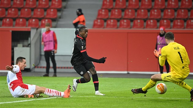 Slvistick brank Ondej Kol inkasuje z kopaky Moussa Diaby z Leverkusenu.