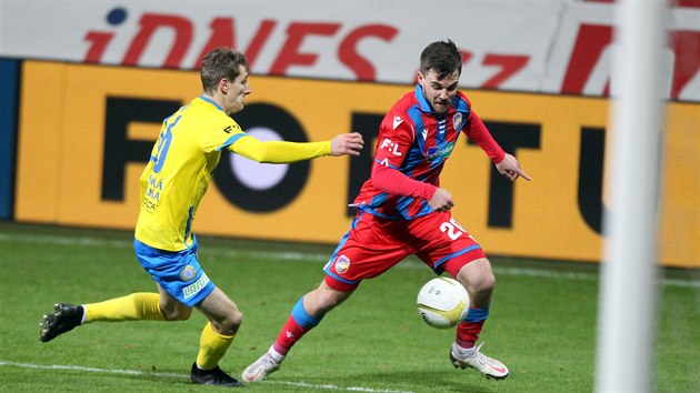 Plzeňský záložník Pavel Bucha u balonu během utkání s Teplicemi.