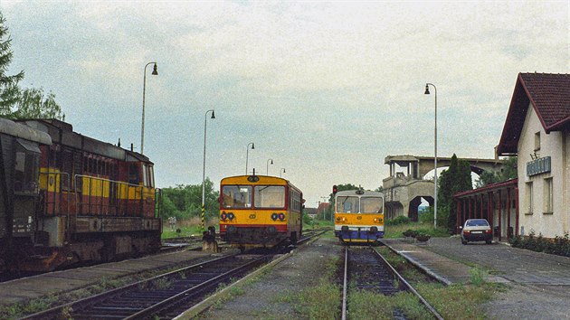 Křižování v Dubňanech. Do Kyjova míří stroj 810.640, do Mutěnic 810.663. Na druhé koleji čeká nákladní vlak v čele s lokomotivou 742.345, 22. 5. 1998
