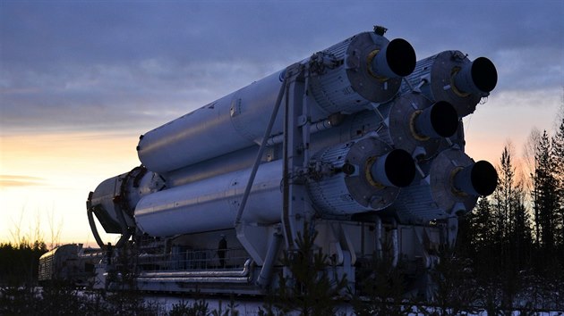 Kosmick raketa Angara A5 je transportovna na odpalovac rampu na kosmodromu Pleseck na severu Ruska