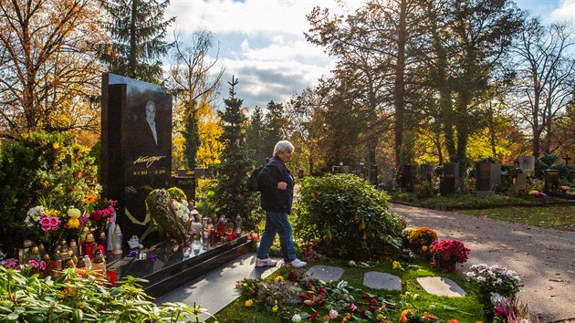 Je zde pohbena ada osobnost, napklad zpvk Karel Gott. 