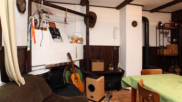 V chatě muzikanta nesmějí chybět hudební nástroje.