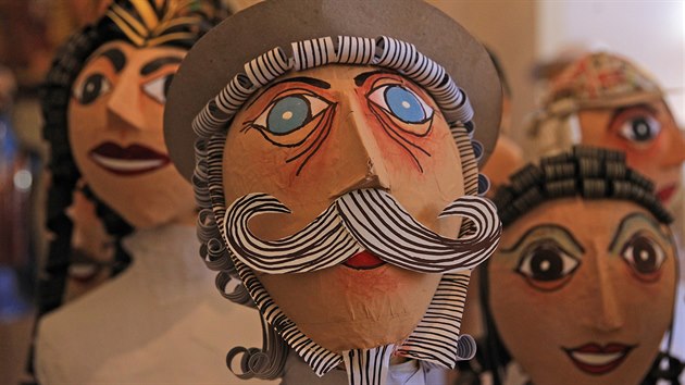 V�tvarn�k a kastel�n z�mku Linhartovy Jaroslav Hrub� tvo�� Pap�rov� sv�t Karla Sedlnick�ho. Figur�ny v �ivotn� velikosti rozm�st� na z�mku, kde budou v�tat n�v�t�vn�ky v nov� sezon�.