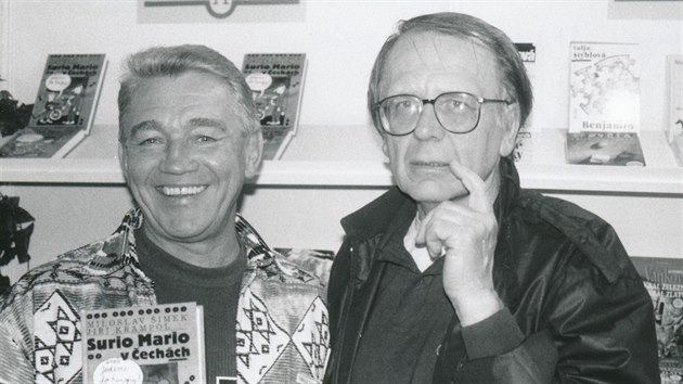 Jiří Krampol a Miloslav Šimek na autogramiádě knihy Surio Mario v Čechách aneb Jedeme do Evropy (1996)
