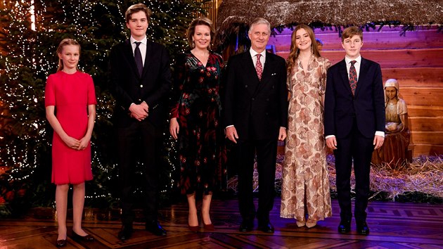 Belgick krlovsk rodina na vnonch snmcch - princezna Eleonore, princ Gabriel, krlovna Mathilde, krl Philippe, korunn princezna Elisabeth a princ Emmanuel (Brusel, 16. prosince 2020)