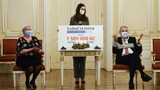 Prezident Milo� Zeman a jeho dcera Kate�ina (uprost�ed) p�edali p�edsedkyni...