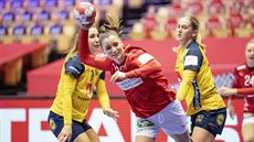 Mie Hojlundová z Dánska zakončuje v utkání proti Švédsku.