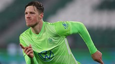 Wout Weghorst z Wolfsburgu oslavuje gól.