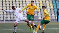 Robert Ha�a (vlevo) je�t� v dresu Skalice bojuje v utkání proti �ilin�.