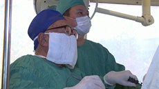 Nejstarí chirurg na svt operuje kadý den