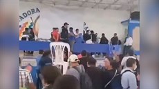 Exprezident Morales dostal na schzce své strany plastovou idlí