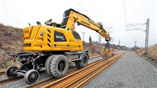 Na trati pi okrajích sesuvu u pracují kolejái. (17. prosince 2020)