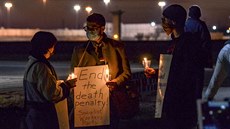 Lidé v USA protestují proti popravě Brandona Bernarda (10. prosince 2020)