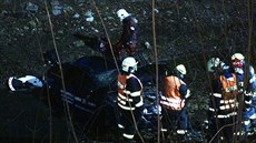 V neděli ráno havarovalo auto do potoka v Úvalech u Prahy. (13. prosince 2020)