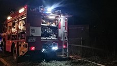 V noci na nedli bojovali hasii s poárem autodílny a bytu v Dín-Horním...