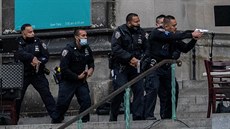 Policisté zasahují na schodech newyorské katedrály proti střelci. (13. prosince...