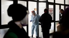 Lidé čekají na antigenní testy na koronavirus v nemocnici v pražském Motole....
