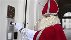 Svatý Mikulá nosí dtem v Belgii na Vánoce dárky. (7. prosince 2020)