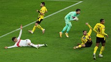 Mateo Klimowicz (vlevo) ze Stuttgartu se obrací na rozhod�ího po nedovoleném...