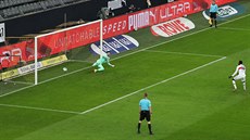 Silas Wamangituka (vpravo) ze Stuttgartu promuje penaltu v zápase proti...
