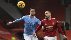 Luke Shaw z Manchesteru United (vpravo) a Joao Cancelo z Manchesteru City...