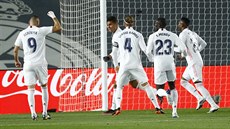 Fotbalisté Realu Madrid slaví gól v zápase proti Atléticu Madrid.