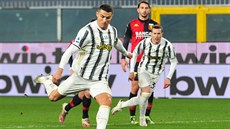 Cristiano Ronaldo stílí z penalty tetí gól Juventusu v zápase proti Janovu.