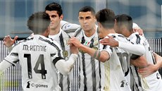 Fotbalisté Juventusu se radují z gólu proti Janovu.