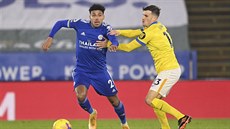 James Justin (vlevo) z Leicesteru uniká s balonem Pascalu Grossovi z Brightonu.