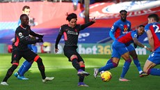 Takumi Minamino z Liverpoolu otevírá skóre v zápase proti Crystal Palace.