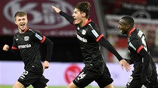Fotbalisté Leverkusenu oslavují gól Patrika Schicka (uprost�ed).