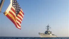 Torpédoborec USS John Paul Jones vyzbrojený ízenými stelami doprovází...