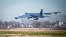 Bombardér B-52 startuje na misi na Blízkém východ z americké základny...