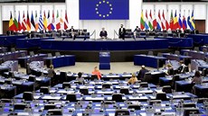 Pedseda Evropského parlamentu David-Maria Sassoli (uprosted) zahajuje...