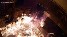Zamaskovaný člověk vypálil pizzerii v Příbrami, čin zachytily kamery.
