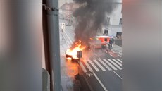 Před domem v Brně vybuchlo osobní auto