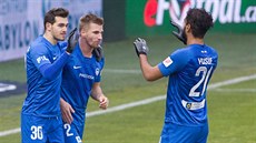 Liberetí fotbalisté (zleva) Taras Kaaraba, Jakub Jugas a Júsuf Hilál slaví...