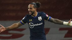 Theo Walcott slaví gól Southamptonu na stadionu Arsenalu.