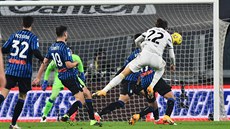 Federico Chiesa z Juventusu stílí gól v zápase itlaské ligy proti Atalant...